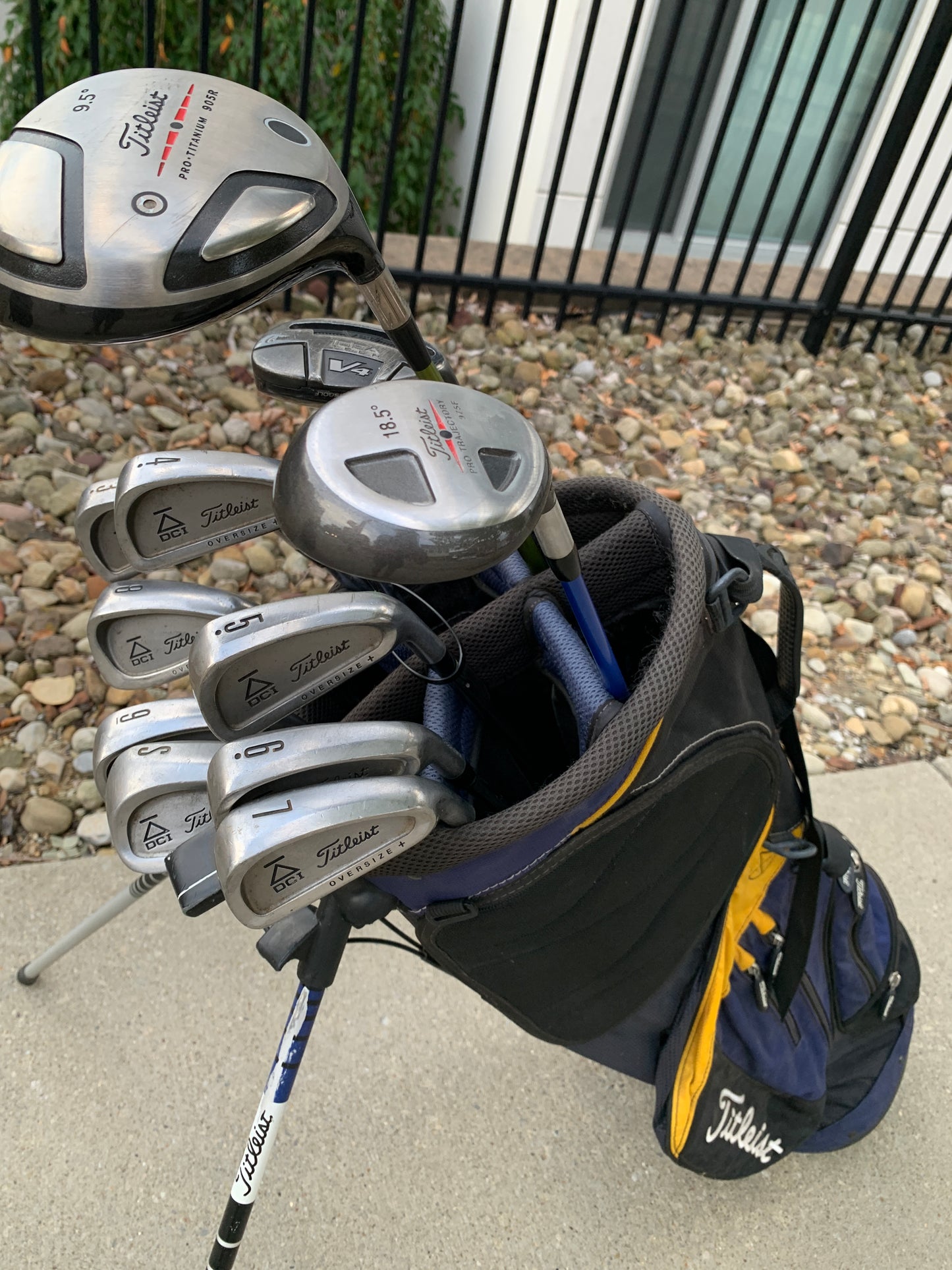 Titleist Golf Set + Bag