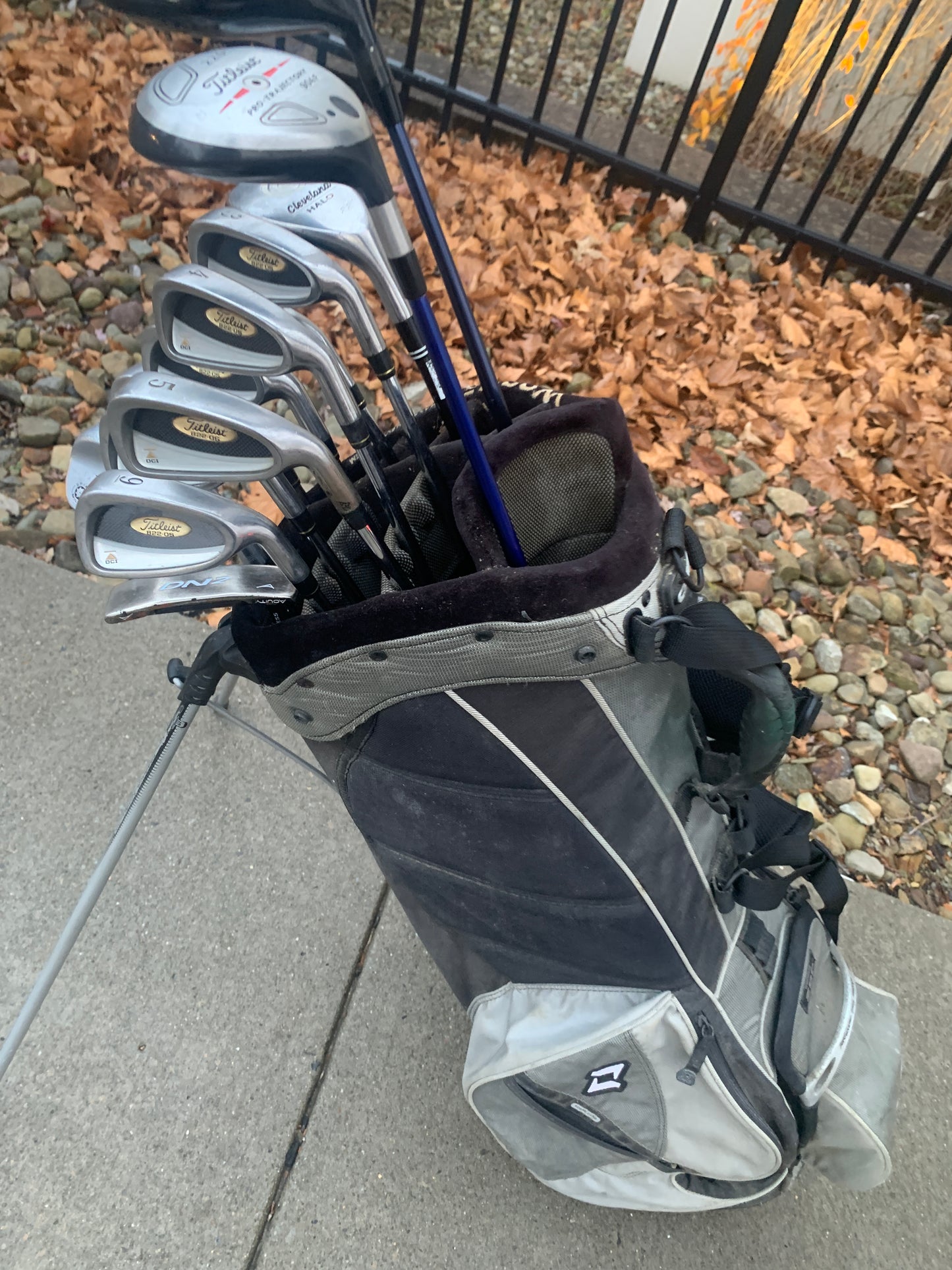 Titleist Golf Set + Bag